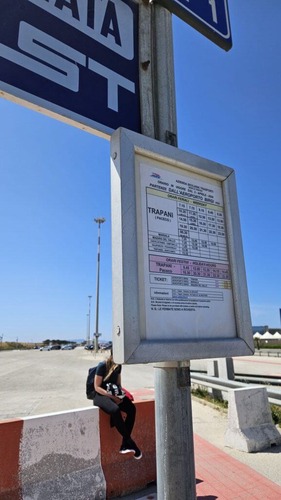 Autobusová zastávka na letisku v Trapani 